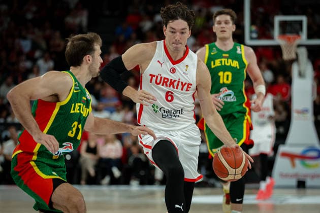 Turkiye vs Lithuania Fiba Basketball 2027 World Cup European Qualifiers Cedi Osman of Turkiye dribbles the ball during the Fiba Basketball 2027 World Cup European Qualifiers Group J match between Turkiye and Lithuania at Turkcell Basketball Gelistirme Merkezi on August 28, 2026 in Istanbul, Turkey Istanbul Istanbul Turkey Copyright: xBurakxBasturkx