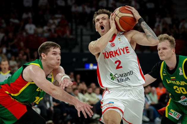 Turkiye vs Lithuania Fiba Basketball 2027 World Cup European Qualifiers Sehmus Hazer of Turkiye vies for the ball during the Fiba Basketball 2027 World Cup European Qualifiers Group J match between Turkiye and Lithuania at Turkcell Basketball Gelistirme Merkezi on August 28, 2026 in Istanbul, Turkey Istanbul Istanbul Turkey Copyright: xBurakxBasturkx