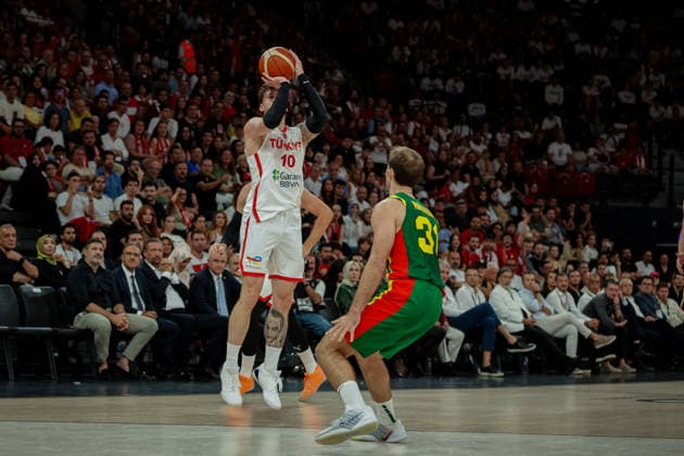 Turkiye vs Lithuania Fiba Basketball 2027 World Cup European Qualifiers Onuralp Bitim of Turkiye shoots a three-pointer during the Fiba Basketball 2027 World Cup European Qualifiers Group J match between Turkiye and Lithuania at Turkcell Basketball Gelistirme Merkezi on August 28, 2026 in Istanbul, Turkey Istanbul Istanbul Turkey Copyright: xBurakxBasturkx