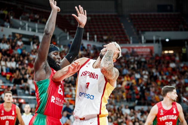 ESP Spain vs. Portugal: Second Qualifying Window for the 2027 World Cup in Qatar. Willy Hernangómez of Spain suffered an injury during the second qualifying phase for the 2027 World Cup, in the match between Spain and Portugal played at the Príncipe Felipe Stadium in Zaragoza on August 28, 2026, in Zaragoza, Spain. Spanish Basketball Copyright: xAgenciaxLOFx