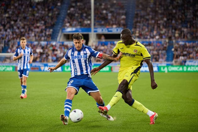 August 28, 2026, Vitoria, Alaba, Spain: Antonio Blanco of Deportivo Alaves competes for the ball with Pape Gueye of Villarreal CF during the LaLiga EA Sports match between Deportivo Alaves and Villarreal CF at Mendizorrotza on August 28, 2026, in Vitoria, Spain. Vitoria Spain - ZUMAa181 20260828_zaa_a181_129 Copyright: xRicardoxLarreinax