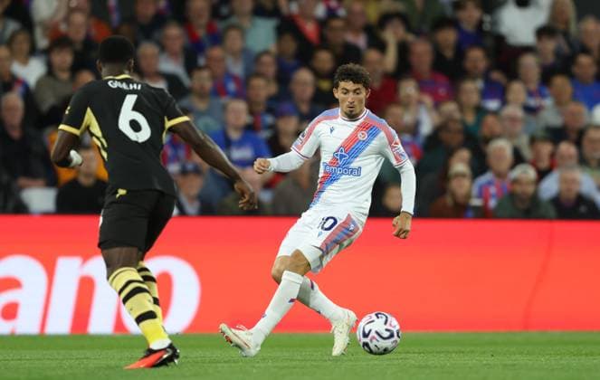Premier League - Crystal Palace FC v Manchetser City FC LONDON, ENGLAND, AUGUST 28: Yeremi Pino of Crystal Palace on the ball taking on Marc Guehi of Manchester City during the Premier League match between Crystal Palace FC v Manchester City FC at Selhurst Park Stadium, London, England, on August 28. (Photo by Daniel Weir) London Selhurst Park Stadium England Copyright: xDanielxWeir SportsxPressxPhotox Sportspressphoto_SPR218269