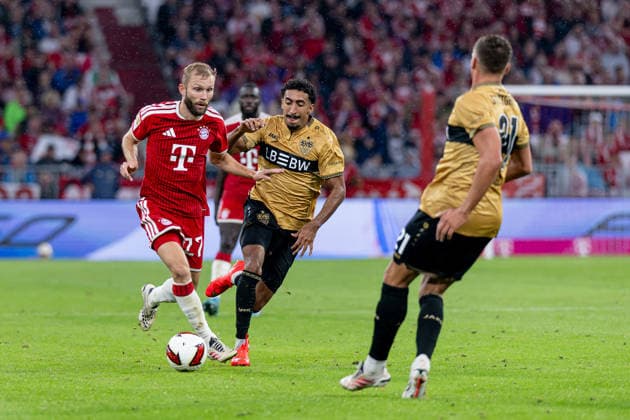 Kampf um den Ball Zweikampf zwischen Konrad Laimer (FC Bayern Muenchen, 27) und Josha Vagnoman (VfB Stuttgart, 04) GER, FC Bayern Muenchen vs. VfB Stuttgart, Fussball, Bundesliga, 1. Spieltag, Spielzeit 2026 2027, 28.08.2026. (DFL DFB REGULATIONS PROHIBIT ANY USE OF PHOTOGRAPHS as IMAGE SEQUENCES and or QUASI-VIDEO). Foto: HMB Media Heike Feiner *** Battle for the Ball: Tackle between Konrad Laimer (FC Bayern Munich, 27) and Josha Vagnoman (VfB Stuttgart, 04 GER), FC Bayern Munich vs. VfB Stuttgart, Soccer, Bundesliga, Matchday 1, 2026–2027 Season, August 28, 2026. DFL and DFB regulations prohibit any use of photographs as image sequences and or quasi-video. Photo: HMB Media, Heike Feiner Copyright: HMBxMedia HeikexFeiner