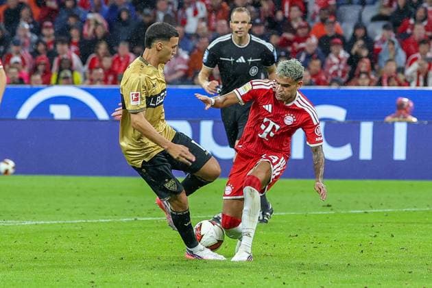 im Zweikampf, Aktion, mit Jamie Leweling 18 (VfB Stuttgart), Luis Diaz 14 (FC Bayern Muenchen), FC Bayern Muenchen vs. VfB Stuttgart, Fussball, 1. Bundesliga, 1. Spieltag, 28.08.2026 DFL DFB regulations prohibit any use of photographs as image sequences and or quasi-video Muenchen Bayern Deutschland *** One-on-one, action, featuring Jamie Leweling 18 (VfB Stuttgart) and Luis Diaz 14 (FC Bayern Munich), FC Bayern Munich vs. VfB Stuttgart, soccer, Bundesliga 1, Matchday 1, August 28, 2026. DFL and DFB regulations prohibit any use of photographs as image sequences and or quasi-video. Munich, Bayern, Germany Copyright: xkolbert-press ChristianxKolbertx