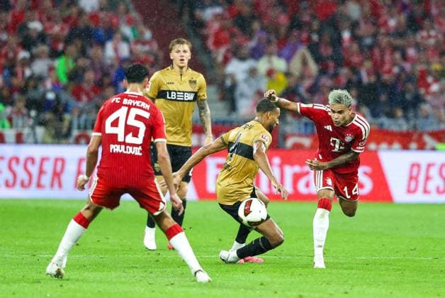 im Zweikampf, Aktion, mit Alexandar Pavlovic 45 (FC Bayern Muenchen), Luis Diaz 14 (FC Bayern Muenchen), Josha Vagnoman 4 (VfB Stuttgart), FC Bayern Muenchen vs. VfB Stuttgart, Fussball, 1. Bundesliga, 1. Spieltag, 28.08.2026 DFL DFB regulations prohibit any use of photographs as image sequences and or quasi-video Muenchen Bayern Deutschland *** One-on-one, action, featuring Alexandar Pavlovic 45 FC Bayern Munich, Luis Diaz 14 FC Bayern Munich, Josha Vagnoman 4 VfB Stuttgart, FC Bayern Munich vs. VfB Stuttgart, soccer, Bundesliga 1, Matchday 1, August 28, 2026; DFL and DFB regulations prohibit any use of photographs as image sequences and or quasi-video; Munich, Bayern, Germany Copyright: xkolbert-press ChristianxKolbertx