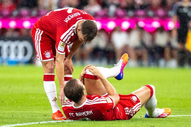 Harry Kane 9 (FC Bayern Muenchen) haelt sich das Knie, FC Bayern Muenchen - VfB Stuttgart, Fussball Bundesliga, 1. Spieltag, 28.08.2026 DFB regulations prohibit any use of photographs as image sequences and or quasi-video Muenchen Bayern Deutschland *** Harry Kane 9, FC Bayern Munich holds his knee; FC Bayern Munich vs. VfB Stuttgart, Bundesliga, Matchday 1, August 28, 2026. DFB regulations prohibit any use of photographs as image sequences and or quasi-video. Munich, Bayern, Germany Copyright: xkolbert-press UlrichxGamelx