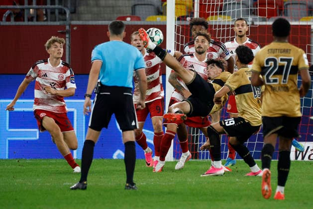 Düsseldorf, Germany, German Bundesliga 2026–27 Season, Matchday 3: Fortuna Düsseldorf vs. VFB Stuttgart II, 1–0, on August 28, 2026, at the Merkur Spiel Arena in Düsseldorf. With an acrobatic bicycle kick, Mirza CATOVIC scored VFB II’s fourth goal, leaving the onlookers from Düsseldorf—Elias ARDEN ’95, Eric HOTTMANN ’95, Fabian SCHLEUSENER ’95, and Tim OBERDORF ’95 (from left to right)—in awe