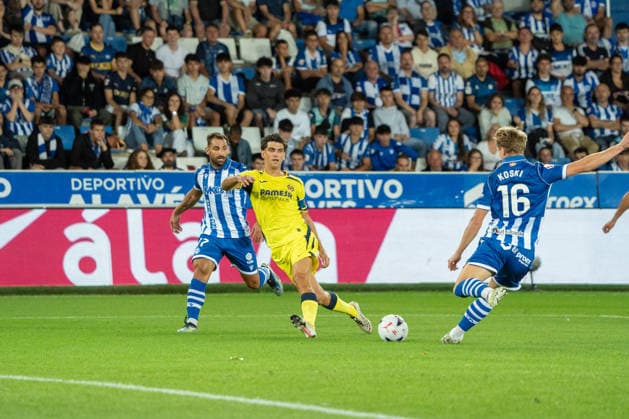 ESP LaLiga EA Sports: Deportivo Alavés vs. Villarreal CF — Santiago Comesana Veiga of Villarreal during the LaLiga EA Sports match between Deportivo Alavés and Villarreal CF, played at Mendizorroza Stadium in Vitoria-Gasteiz on August 28, 2026, in Spain. VITORIA, Spain — Soccer Copyright: xAgenciaxLOFx
