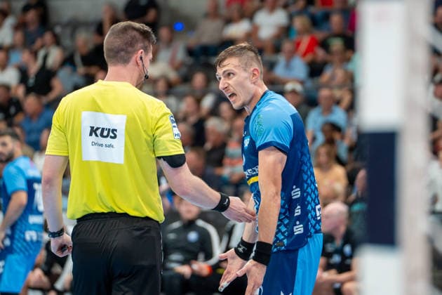 Handball I Men I 2026–2027 Season I Bundesliga I Matchday 1 I TVB Stuttgart vs. Bergischer HC I August 28, 2026 Simone Mengon 15, TVB Stuttgart with the referee Stuttgart Porsche Arena Baden-Württemberg Germany Copyright: xLobeca MaxxPetershansx
