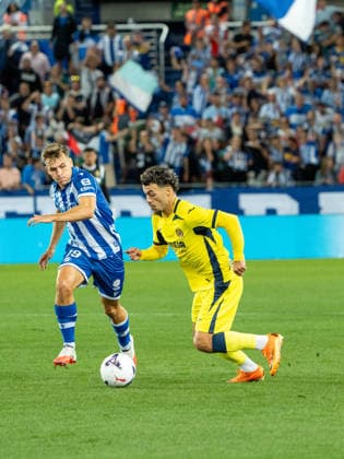 ESP LaLiga EA Sports: Deportivo Alavés vs. Villarreal CF — Georges Mikautadze of Villarreal and Pablo Ibánez of Alavés during the LaLiga EA Sports match between Deportivo Alavés and Villarreal CF, played at Mendizorroza Stadium in Vitoria-Gasteiz on August 28, 2026 in Spain, VITORIA, Spain, Soccer Copyright: xAgenciaxLOFx