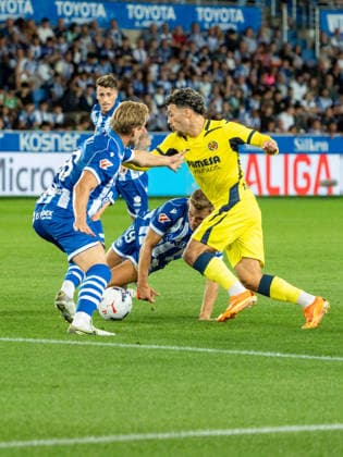 ESP LaLiga EA Sports: Deportivo Alavés vs. Villarreal CF — Georges Mikautadze of Villarreal and Pablo Ibánez of Alavés during the LaLiga EA Sports match between Deportivo Alavés and Villarreal CF, played at Mendizorroza Stadium in Vitoria-Gasteiz on August 28, 2026 in Spain VITORIA Spain Soccer Copyright: xAgenciaxLOFx