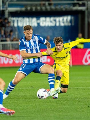 ESP LaLiga EA Sports Deportivo Alavés vs. Villarreal CF: Toni Martínez of Alavés and Carlos Romero Serrano of Villarreal during the LaLiga EA Sports match between Deportivo Alavés and Villarreal CF, played at Mendizorroza Stadium in Vitoria-Gasteiz on August 28, 2026 in Spain VITORIA, Spain Soccer Copyright: xAgenciaxLOFx