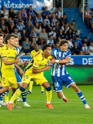 ESP LaLiga EA Sports: Deportivo Alavés vs. Villarreal CF — Santiago Mourino of Villarreal and Nahuel Tenaglia of Alavés during the LaLiga EA Sports match between Deportivo Alavés and Villarreal CF, played at Mendizorroza Stadium in Vitoria-Gasteiz on August 28, 2026 in Spain VITORIA, Spain Soccer Copyright: xAgenciaxLOFx