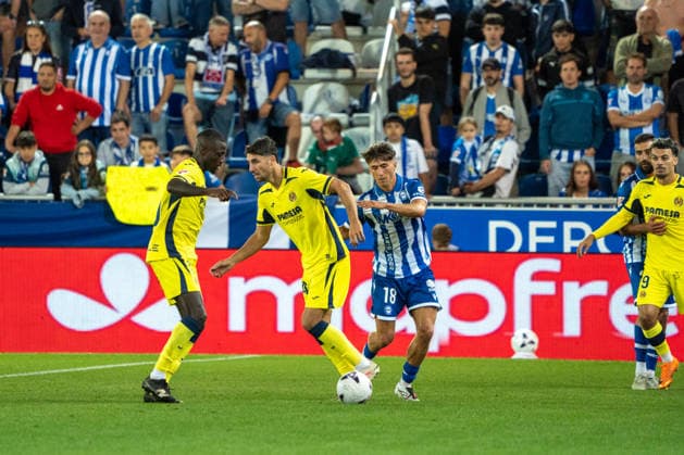 ESP LaLiga EA Sports: Deportivo Alavés vs. Villarreal CF — Santiago Comesana Veiga of Villarreal during the LaLiga EA Sports match between Deportivo Alavés and Villarreal CF, played at Mendizorroza Stadium in Vitoria-Gasteiz on August 28, 2026, in Spain. VITORIA, Spain — Soccer Copyright: xAgenciaxLOFx