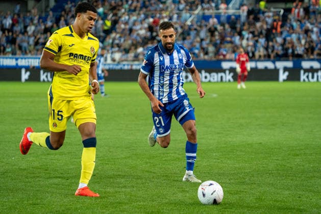 ESP LaLiga EA Sports: Deportivo Alavés vs. Villarreal CF. Santiago Mourino of Villarreal and Abde Rebbach of Alavés during the LaLiga EA Sports match between Deportivo Alavés and Villarreal CF, played at Mendizorroza Stadium in Vitoria-Gasteiz on August 28, 2026 in Spain VITORIA, Spain Soccer Copyright: xAgenciaxLOFx