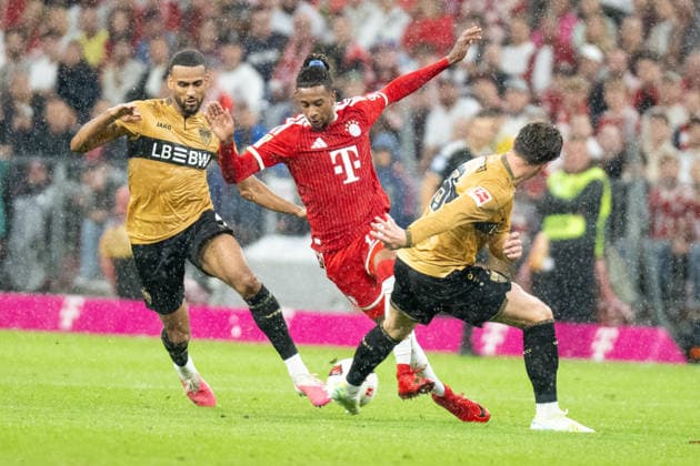 Michael Olise 17 (FC Bayern Muenchen) im Zweikampf mit Josha Vagnoman 4 (VfB Stuttgart), Action, FC Bayern Muenchen - VfB Stuttgart, Fussball Bundesliga, 1. Spieltag, 28.08.2026 DFB regulations prohibit any use of photographs as image sequences and or quasi-video Muenchen Bayern Deutschland *** Michael Olise (17), FC Bayern Munich, in a tackle with Josha Vagnoman (4), VfB Stuttgart; Action; FC Bayern Munich vs. VfB Stuttgart; Bundesliga Soccer; Matchday 1, August 28, 2026. DFB regulations prohibit any use of photographs as image sequences and or quasi-video. Munich, Bayern, Germany Copyright: xkolbert-press UlrichxGamelx