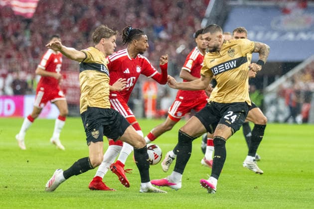Michael Olise 17 (FC Bayern Muenchen) im Zweikampf mit Jeff Chabot 24 (VfB Stuttgart), FC Bayern Muenchen - VfB Stuttgart, Fussball Bundesliga, 1. Spieltag, 28.08.2026 DFB regulations prohibit any use of photographs as image sequences and or quasi-video Muenchen Bayern Deutschland *** Michael Olise 17 (FC Bayern Munich) in a tackle with Jeff Chabot 24 (VfB Stuttgart), FC Bayern Munich vs. VfB Stuttgart, Soccer Bundesliga, Matchday 1, August 28, 2026. DFB regulations prohibit any use of photographs as image sequences and or quasi-video. Munich, Bayern, Germany Copyright: xkolbert-press UlrichxGamelx