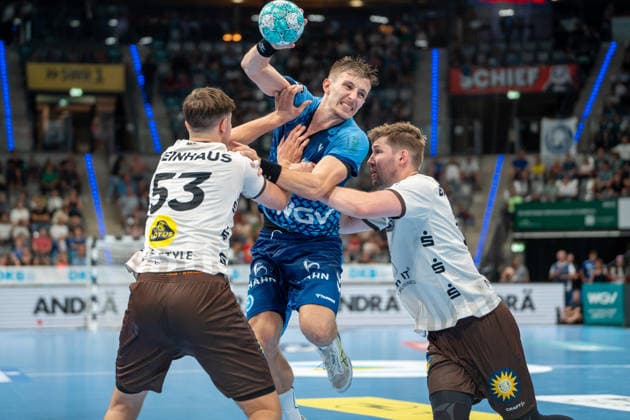 Handball I Men I 2026–2027 Season I Bundesliga I Matchday 1 I TVB Stuttgart vs. Bergischer HC I August 28, 2026 Simone Mengon 15, TVB Stuttgart s shot blocked by Sören Steinhaus (53), Bergischer HC, and Gerdas Babarskas (14), Bergischer HC; Stuttgart Porsche Arena, Baden-Württemberg, Germany Copyright: xLobeca MaxxPetershansx