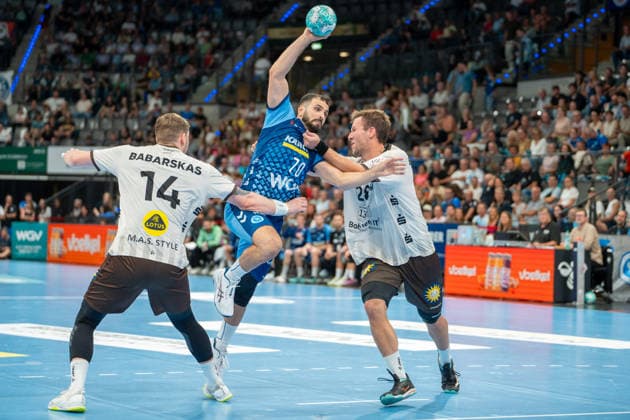 Handball I Men I 2026–2027 Season I Bundesliga I Matchday 1 I TVB Stuttgart vs. Bergischer HC I August 28, 2026 Mohamed Amine Darmoul 70, TVB Stuttgart’s shot blocked by Gerdas Babarskas 14, Bergischer HC, and Tom Bergner 28, Bergischer HC; Stuttgart Porsche Arena, Baden-Württemberg, Germany Copyright: xLobeca MaxxPetershansx