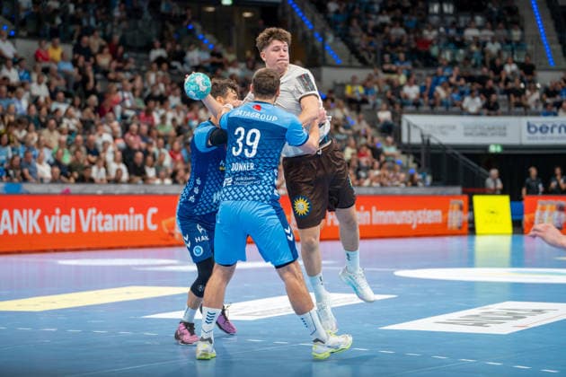 Handball Men s 2026–2027 Season Bundesliga Matchday 1 TVB Stuttgart vs. Bergischer HC August 28, 2026 Sören Steinhaus (53) of Bergischer HC takes a shot, defended by Philipp Meyer (27), TVB Stuttgart and Malte Donker 39, TVB Stuttgart, Stuttgart Porsche Arena, Baden-Württemberg, Germany Copyright: xLobeca MaxxPetershansx