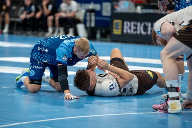Handball Men s 2026–2027 Season Bundesliga Matchday 1 TVB Stuttgart vs. Bergischer HC August 28, 2026 Sören Steinhaus 53, Bergischer HC on the floor, next to him Torben Matzken 22, TVB Stuttgart, Stuttgart Porsche Arena, Baden-Württemberg, Germany Copyright: xLobeca MaxxPetershansx
