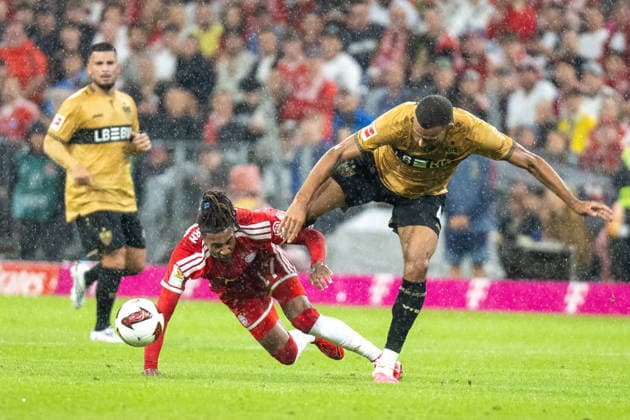Michael Olise 17 (FC Bayern Muenchen) in Action, Zweikampf mit Josha Vagnoman 4 (VfB Stuttgart), FC Bayern Muenchen - VfB Stuttgart, Fussball Bundesliga, 1. Spieltag, 28.08.2026 DFB regulations prohibit any use of photographs as image sequences and or quasi-video Muenchen Bayern Deutschland *** Michael Olise (17), FC Bayern Munich, in action; tackling Josha Vagnoman (4), VfB Stuttgart; FC Bayern Munich vs. VfB Stuttgart, Bundesliga, Matchday 1, August 28, 2026. DFB regulations prohibit any use of photographs as image sequences and or quasi-video. Munich, Bayern, Germany Copyright: xkolbert-press UlrichxGamelx