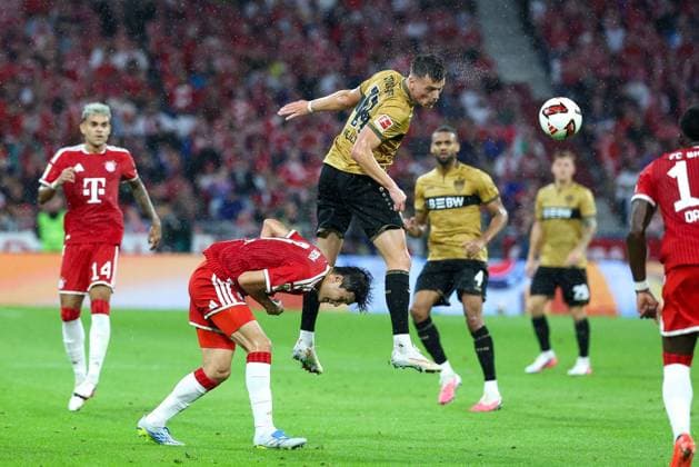 im Zweikampf, Aktion, mit Min-jae Kim 3 (FC Bayern Muenchen), Dzenan Pejcinovic 17 (VfB Stuttgart), FC Bayern Muenchen vs. VfB Stuttgart, Fussball, 1. Bundesliga, 1. Spieltag, 28.08.2026 DFL DFB regulations prohibit any use of photographs as image sequences and or quasi-video Muenchen Bayern Deutschland *** One-on-one, action, featuring Min Jae Kim 3 (FC Bayern Munich) and Dzenan Pejcinovic 17 (VfB Stuttgart), FC Bayern Munich vs. VfB Stuttgart, soccer, Bundesliga 1, Matchday 1, August 28, 2026. DFL and DFB regulations prohibit any use of photographs as image sequences and or quasi-video. Munich, Bayern, Germany Copyright: xkolbert-press ChristianxKolbertx