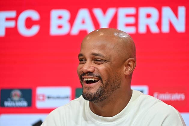 Trainer Vincent KOMPANY (Bayern Muenchen), lacht,lachen,lachend,optimistisch,gutgelaunt, Einzelbild,angeschnittenes Einzelmotiv,Portraet,Portrait,Porträt. Pressekonferenz. Fussball 1. Bundesliga Saison 2026 2027, 1.Spieltag, Spieltag01, FC Bayern Muenchen - VfB Stuttgart 5-1 am 28.08.2026 , A L L I A N Z A R E N A. *** Coach Vincent KOMPANY, Bayern Munich, laughing, laughter, smiling, optimistic, in good spirits, single frame, cropped single image, portrait, press conference, soccer, 1. Bundesliga, 2026–2027 season, Matchday 1, Matchday 01, FC Bayern Munich vs. VfB Stuttgart 5–1 on August 28, 2026, ALLIANZ ARENA