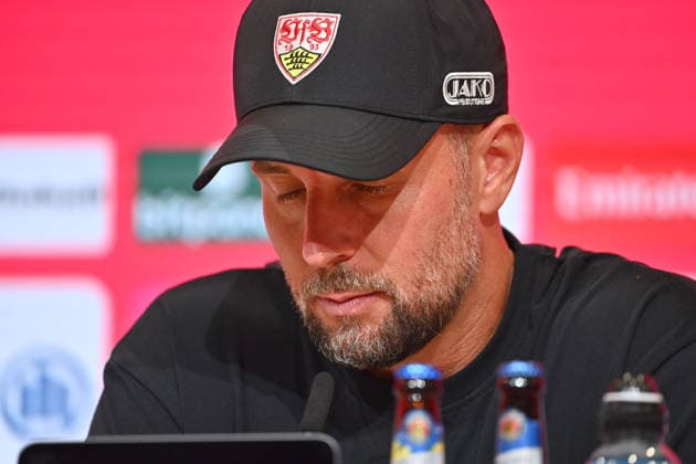 Trainer Sebastian HOENESS (VFB Einzelbild,angeschnittenes Einzelmotiv,Portraet,Portrait,Porträt. Pressekonferenz. Fussball 1. Bundesliga Saison 2026 2027, 1.Spieltag, Spieltag01, FC Bayern Muenchen - VfB Stuttgart 5-1 am 28.08.2026 , A L L I A N Z A R E N A. *** Coach Sebastian HOENESS VFB Single image, cropped single shot, portrait, press conference, soccer, Bundesliga Season 2026–2027, Matchday 1, Matchday 01, FC Bayern Munich vs. VfB Stuttgart 5–1 on August 28, 2026, Allianz Arena