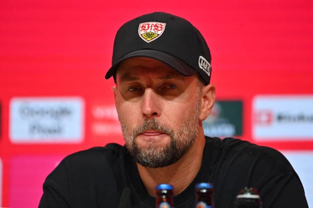 Trainer Sebastian HOENESS (VFB Einzelbild,angeschnittenes Einzelmotiv,Portraet,Portrait,Porträt. Pressekonferenz. Fussball 1. Bundesliga Saison 2026 2027, 1.Spieltag, Spieltag01, FC Bayern Muenchen - VfB Stuttgart 5-1 am 28.08.2026 , A L L I A N Z A R E N A. *** Coach Sebastian HOENESS VFB Single image, cropped single shot, portrait, press conference, soccer, Bundesliga Season 2026–2027, Matchday 1, Matchday 01, FC Bayern Munich vs. VfB Stuttgart 5–1 on August 28, 2026, Allianz Arena