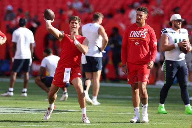 KANSAS CITY, MO - AUGUST 28: Garrett Nussmeier 14 of the Kansas City Chiefs throws a pass as Patrick Mahomes 15 looks on before an NFL, American Football Herren, USA preseason game between the Seattle Seahawks and Kansas City Chiefs on Aug 28, 2026 at Arrowhead Stadium in Kansas City, MO. (Photo by Scott Winters Icon Sportswire) NFL: AUG 28 Seahawks at Chiefs EDITORIAL USE ONLY Icon2608280312