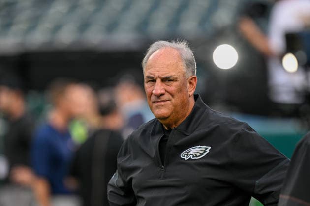 PHILADELPHIA, PA - AUGUST 28: Philadelphia Eagles defensive coordinator Vic Fangio looks on before the pre season game between the Philadelphia Eagles and the Cincinnati Bengals on August 28th, 2026 at Lincoln Financial Field in Philadelphia, PA. (Photo by Terence Lewis Icon Sportswire) NFL, American Football Herren, USA AUG 28 Bengals at Eagles EDITORIAL USE ONLY Icon260828002