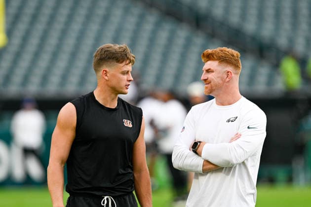 PHILADELPHIA, PA - AUGUST 28: Cincinnati Bengals quarterback Joe Burrow 9 and Philadelphia Eagles quarterback Andy Dalton 14 converse before the pre season game between the Philadelphia Eagles and the Cincinnati Bengals on August 28th, 2026 at Lincoln Financial Field in Philadelphia, PA. (Photo by Terence Lewis Icon Sportswire) NFL, American Football Herren, USA AUG 28 Bengals at Eagles EDITORIAL USE ONLY Icon260828003