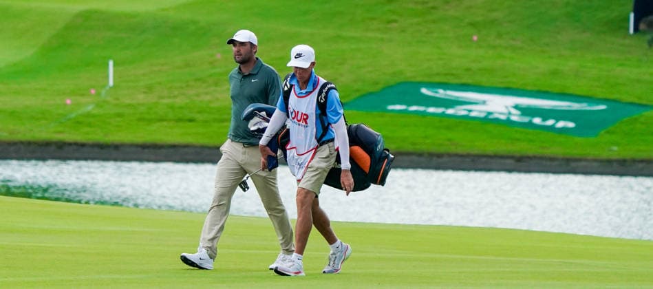 August 28, 2026, Atlanta, Georgia, USA: Scottie Scheffler (USA)(L) and his caddie Ted Scott approach the 18th green during the second round of the 2026 TOUR Championship at East Lake Golf Club. PGA, Golf Herren 2026: TOUR Championship - Round 2  - ZUMAw109 20260828_fap_w109_016 Copyright: xDebbyxWongx