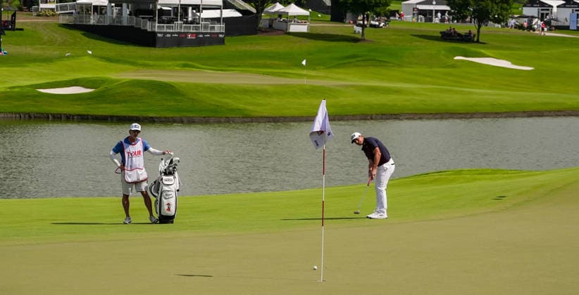 August 28, 2026, Atlanta, Georgia, USA: Viktor Hovland (NOR) putts the 9th green as his caddie Shay Knight looks on during the second round of the 2026 TOUR Championship at East Lake Golf Club. Atlanta USA - ZUMAw109 20260828_fap_w109_021 Copyright: xDebbyxWongx