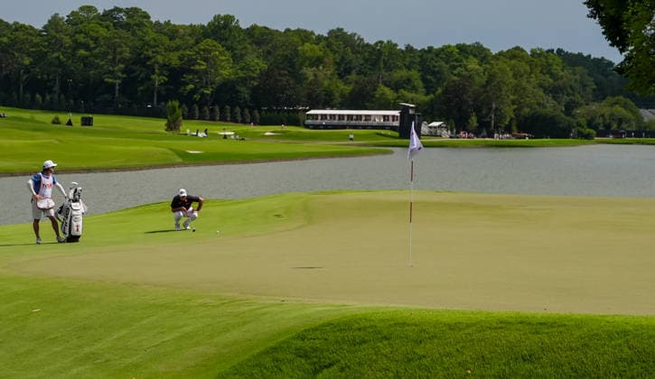 August 28, 2026, Atlanta, Georgia, USA: Viktor Hovland (NOR) (R) and his caddie Shay Knight line up a putt on the 9th green during the second round of the 2026 TOUR Championship at East Lake Golf Club. Atlanta USA - ZUMAw109 20260828_fap_w109_022 Copyright: xDebbyxWongx