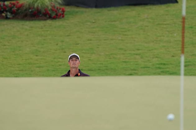 August 28, 2026, Atlanta, Georgia, USA: Viktor Hovland (NOR) watches his chip from a greenside bunker on the 18th green during the second round of the 2026 TOUR Championship at East Lake Golf Club. PGA, Golf Herren 2026: TOUR Championship - Round 2  - ZUMAw109 20260828_fap_w109_018 Copyright: xDebbyxWongx