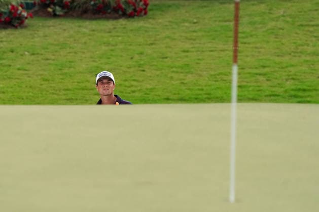 August 28, 2026, Atlanta, Georgia, USA: Viktor Hovland (NOR) lines up a chip from a greenside bunker on the 18th green during the second round of the 2026 TOUR Championship at East Lake Golf Club. PGA, Golf Herren 2026: TOUR Championship - Round 2  - ZUMAw109 20260828_fap_w109_019 Copyright: xDebbyxWongx