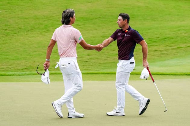 August 28, 2026, Atlanta, Georgia, USA: Viktor Hovland (NOR)(R) shakes hands with Min Woo Lee (AUS) on the 18th green after the second round of the 2026 TOUR Championship at East Lake Golf Club. PGA, Golf Herren 2026: TOUR Championship - Round 2  - ZUMAw109 20260828_fap_w109_025 Copyright: xDebbyxWongx