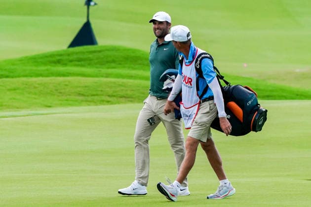 August 28, 2026, Atlanta, Georgia, USA: Scottie Scheffler (USA)(L) and his caddie Ted Scott approach the 18th green during the second round of the 2026 TOUR Championship at East Lake Golf Club. PGA, Golf Herren 2026: TOUR Championship - Round 2  - ZUMAw109 20260828_fap_w109_026 Copyright: xDebbyxWongx