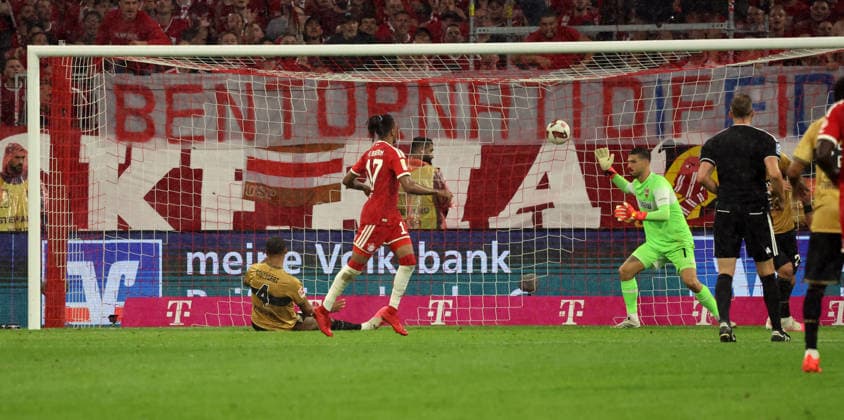 28.08.26 FC Bayern München - VfB Stuttgart Deutschland, München, 28.08.2026, Fussball, Bundesliga, Saison 2026 2027, FC Bayern München - VfB Stuttgart: Josha Vagnoman (VfB Stuttgart); Eigentor 3:1 Vagnoman. *** August 28, 2026 FC Bayern Munich vs. VfB Stuttgart Germany, Munich, August 28, 2026, Soccer, Bundesliga, 2026–2027 Season, FC Bayern Munich vs. VfB Stuttgart, Josha Vagnoman (VfB Stuttgart) own goal, 3–1, Vagnoman