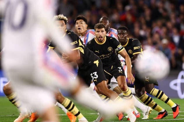 Crystal Palace gegen Manchester City, 28. August 2026, London, Premier League, Fußball: Crystal Palace gegen Manchester City – Ruben Dias von Manchester City beobachtet, wie der Ball nach einem Freistoß hereingespielt wird. Foto: Jacques Feeney, Abseits, London, Großbritannien  Copyright: xJacquesxFeeneyx xOffsidexOffside