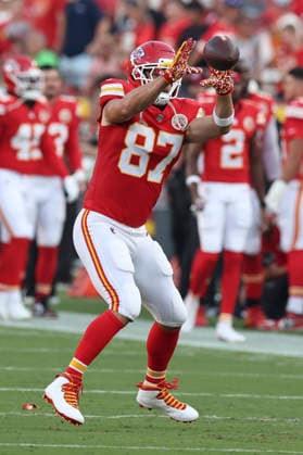 KANSAS CITY, MO - AUGUST 28: Travis Kelce 87 of the Kansas City Chiefs catches a ball before an NFL, American Football Herren, USA preseason game between the Seattle Seahawks and Kansas City Chiefs on Aug 28, 2026 at Arrowhead Stadium in Kansas City, MO. (Photo by Scott Winters Icon Sportswire) NFL: AUG 28 Seahawks at Chiefs EDITORIAL USE ONLY Icon2608280690