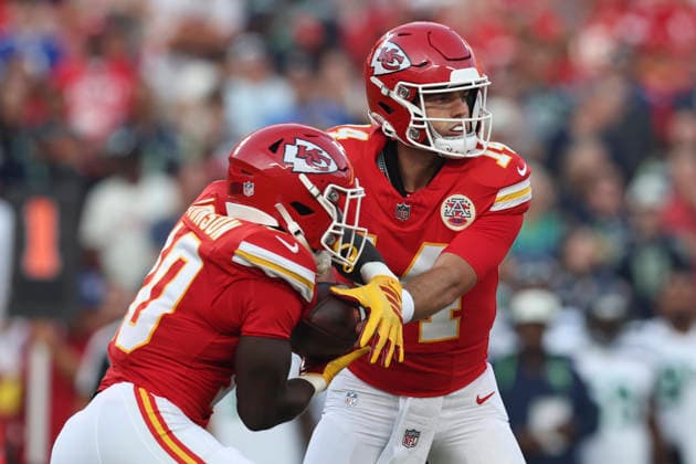 KANSAS CITY, MO - AUGUST 28: Garrett Nussmeier 14 of the Kansas City Chiefs hands off to Emmett Johnson 10 in the first quarter of an NFL, American Football Herren, USA preseason game between the Seattle Seahawks and Kansas City Chiefs on Aug 28, 2026 at Arrowhead Stadium in Kansas City, MO. (Photo by Scott Winters Icon Sportswire) NFL: AUG 28 Seahawks at Chiefs EDITORIAL USE ONLY Icon2608280709