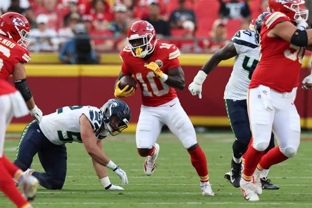 KANSAS CITY, MO - AUGUST 28: Emmett Johnson 10 of the Kansas City Chiefs finds running room in the first quarter of an NFL, American Football Herren, USA preseason game between the Seattle Seahawks and Kansas City Chiefs on Aug 28, 2026 at Arrowhead Stadium in Kansas City, MO. (Photo by Scott Winters Icon Sportswire) NFL: AUG 28 Seahawks at Chiefs EDITORIAL USE ONLY Icon2608280801
