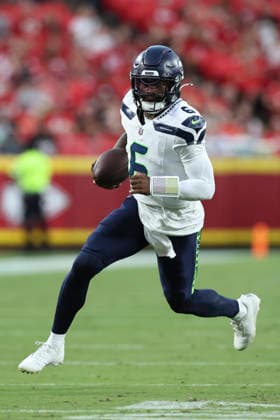 KANSAS CITY, MO - AUGUST 28: Jalen Milroe 6 of the Seattle Seahawks runs with the ball in the second quarter of an NFL, American Football Herren, USA preseason game between the Seattle Seahawks and Kansas City Chiefs on Aug 28, 2026 at Arrowhead Stadium in Kansas City, MO. (Photo by Scott Winters Icon Sportswire) NFL: AUG 28 Seahawks at Chiefs EDITORIAL USE ONLY Icon2608281017