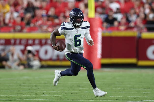KANSAS CITY, MO - AUGUST 28: Jalen Milroe 6 of the Seattle Seahawks runs with the ball in the second quarter of an NFL, American Football Herren, USA preseason game between the Seattle Seahawks and Kansas City Chiefs on Aug 28, 2026 at Arrowhead Stadium in Kansas City, MO. (Photo by Scott Winters Icon Sportswire) NFL: AUG 28 Seahawks at Chiefs EDITORIAL USE ONLY Icon2608281111