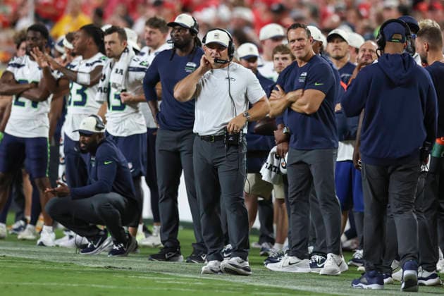 KANSAS CITY, MO - AUGUST 28: Mike MacDonald of the Seattle Seahawks on the sidelines during an NFL, American Football Herren, USA preseason game between the Seattle Seahawks and Kansas City Chiefs on Aug 28, 2026 at Arrowhead Stadium in Kansas City, MO. (Photo by Scott Winters Icon Sportswire) NFL: AUG 28 Seahawks at Chiefs EDITORIAL USE ONLY Icon2608281182