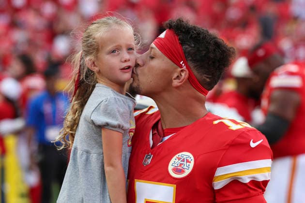 KANSAS CITY, MO - AUGUST 28: Patrick Mahomes 15 of the Kansas City Chiefs kisses his daughter Sterling before an NFL, American Football Herren, USA preseason game between the Seattle Seahawks and Kansas City Chiefs on Aug 28, 2026 at Arrowhead Stadium in Kansas City, MO. (Photo by Scott Winters Icon Sportswire) NFL: AUG 28 Seahawks at Chiefs EDITORIAL USE ONLY Icon2608281277