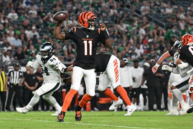 PHILADELPHIA, PA - AUGUST 28: Cincinnati Bengals quarterback Josh Johnson 11 throws the ball during the pre season game between the Philadelphia Eagles and the Cincinnati Bengals on August 28th, 2026 at Lincoln Financial Field in Philadelphia, PA. (Photo by Terence Lewis Icon Sportswire) NFL, American Football Herren, USA AUG 28 Bengals at Eagles EDITORIAL USE ONLY Icon260828008